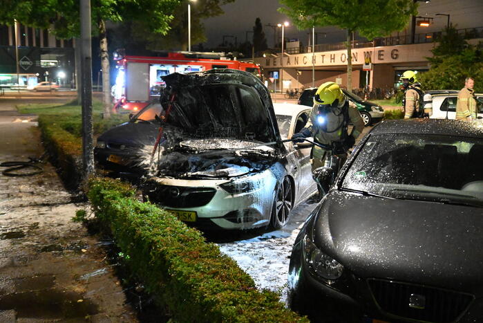 Autobrand op parkeerplaats bij metrostation