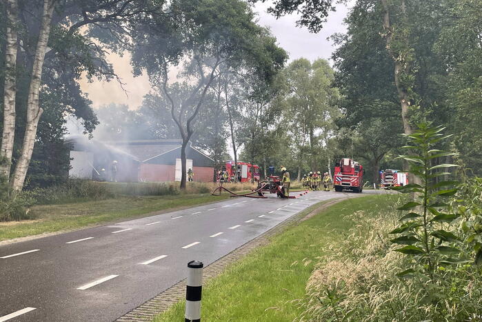 Schuur met pluimvee verwoest vanwege brand