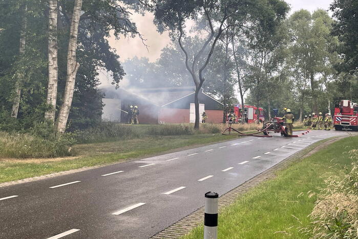 Schuur met pluimvee verwoest vanwege brand