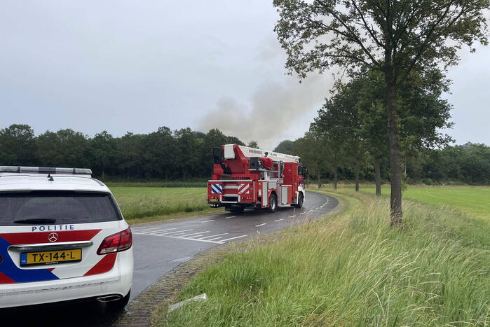 Schuur met pluimvee verwoest vanwege brand
