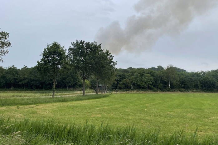 Schuur met pluimvee verwoest vanwege brand