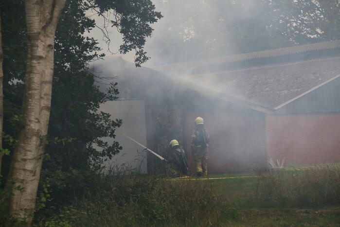 Schuur met pluimvee verwoest vanwege brand