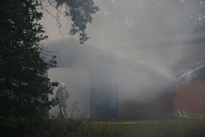 Schuur met pluimvee verwoest vanwege brand