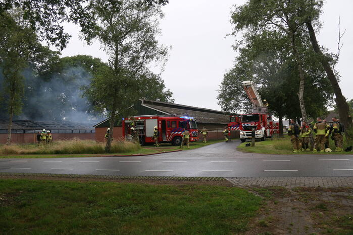 Schuur met pluimvee verwoest vanwege brand