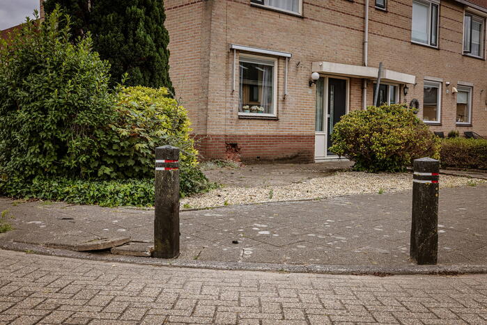 Auto knalt op hoekwoning