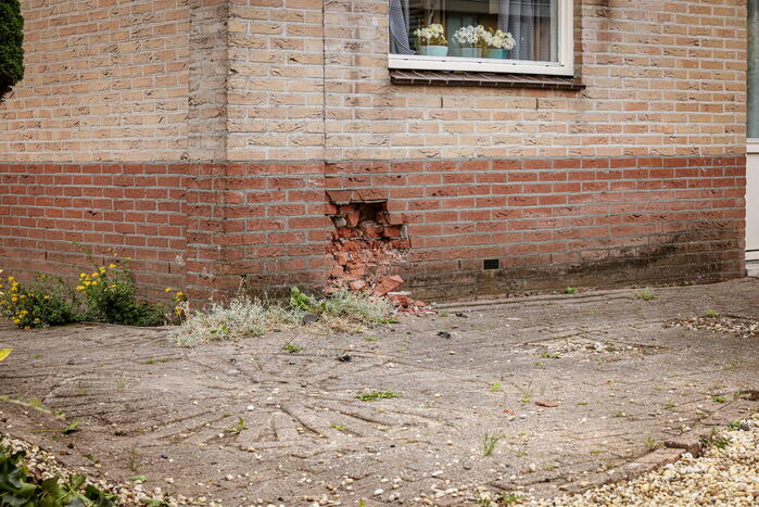 Auto knalt op hoekwoning