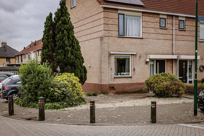 Auto knalt op hoekwoning