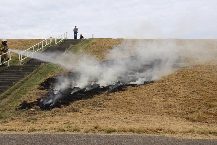 Stuk dijk in brand gestoken