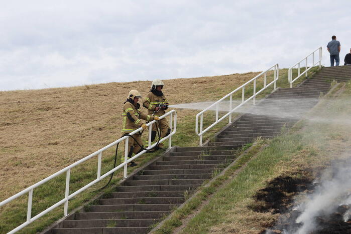 Stuk dijk in brand gestoken