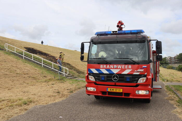 Stuk dijk in brand gestoken