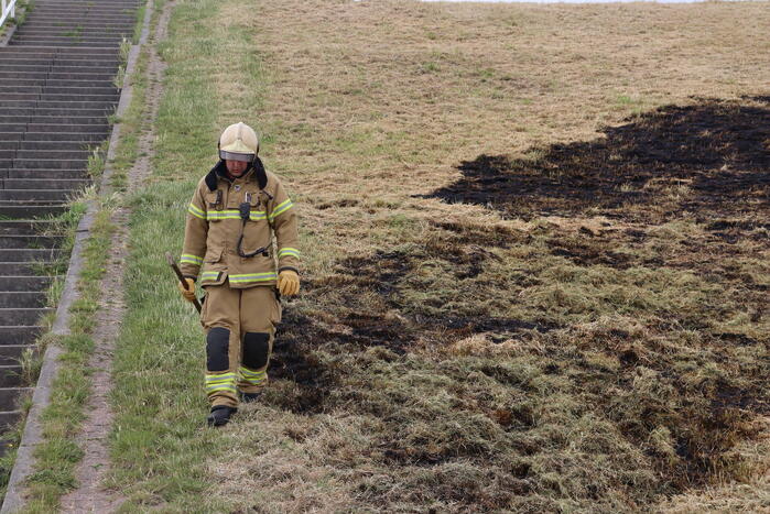 Stuk dijk in brand gestoken