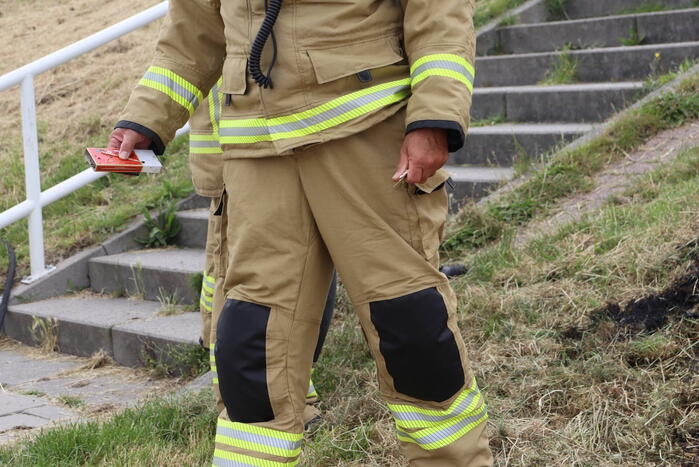 Stuk dijk in brand gestoken