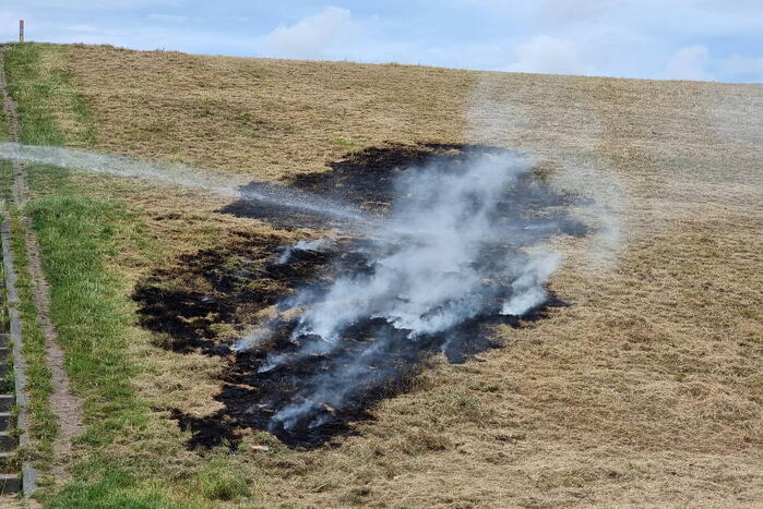Stuk dijk in brand gestoken