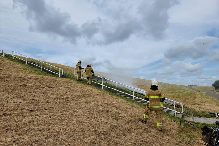 Stuk dijk in brand gestoken