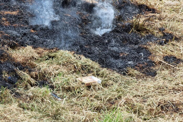 Stuk dijk in brand gestoken