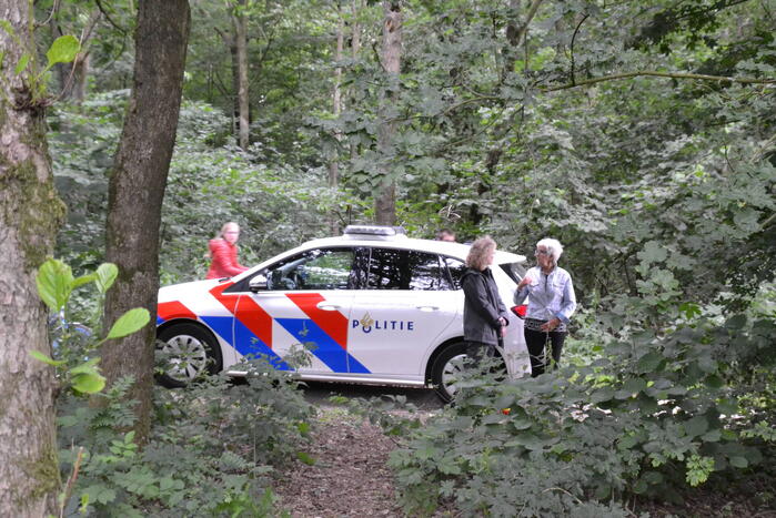 Stapel kranten in brand gestoken in het Gouwebos