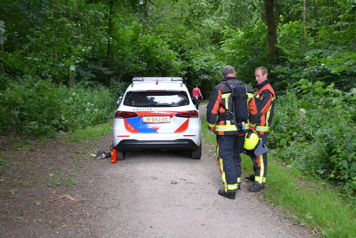 Stapel kranten in brand gestoken in het Gouwebos