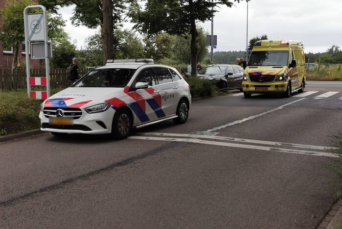 Wielrenner en auto botsen op rotonde