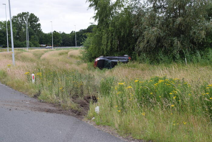 Auto slaat over de kop op oprit van snelweg