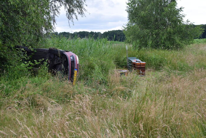 Auto slaat over de kop op oprit van snelweg