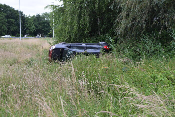 Auto slaat over de kop op oprit van snelweg