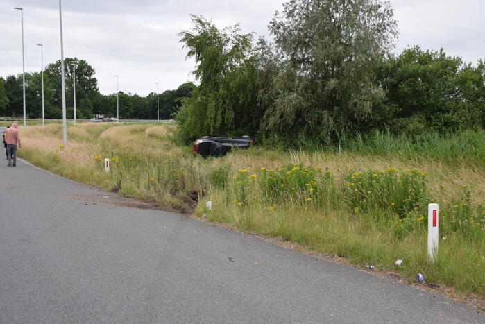 Auto slaat over de kop op oprit van snelweg
