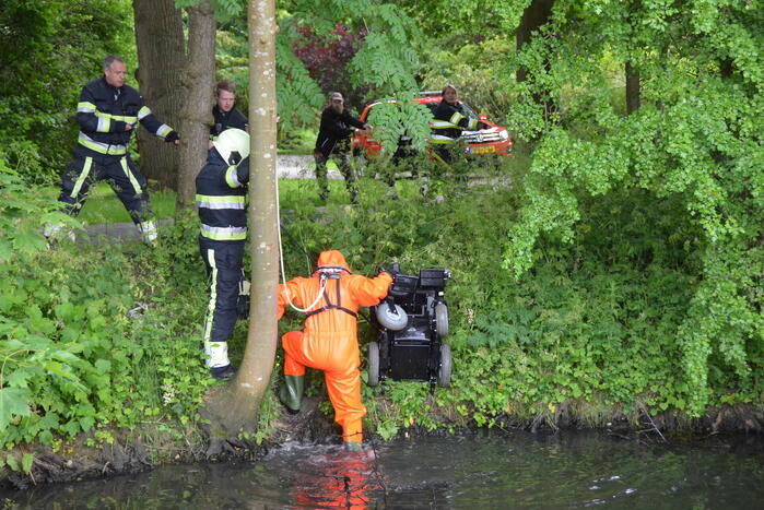 Persoon op scootmobiel raakt te water