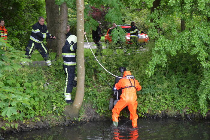 Persoon op scootmobiel raakt te water