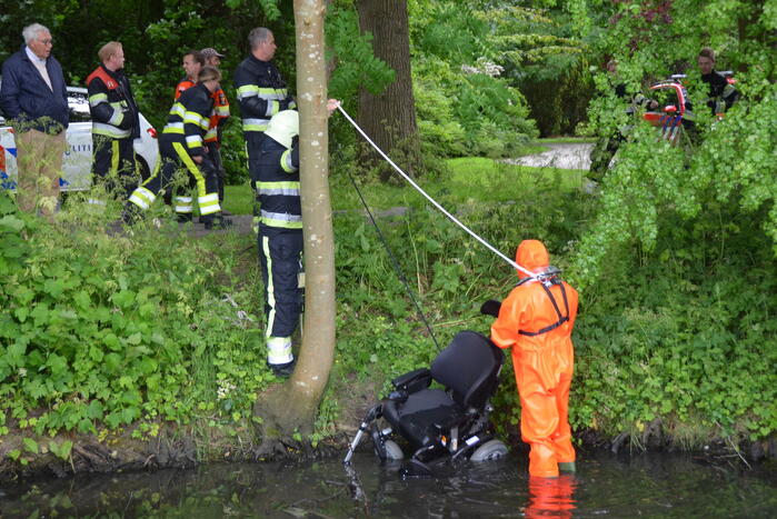 Persoon op scootmobiel raakt te water