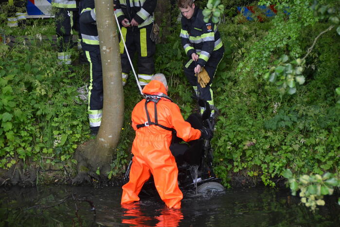 Persoon op scootmobiel raakt te water