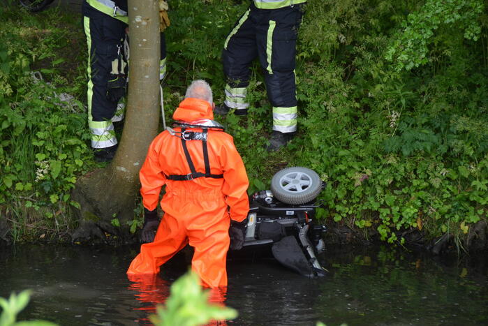 Persoon op scootmobiel raakt te water