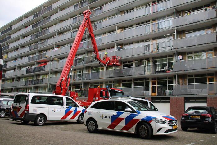 Hevige brand in portiekwoning