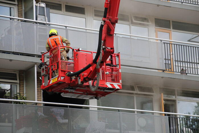 Hevige brand in portiekwoning