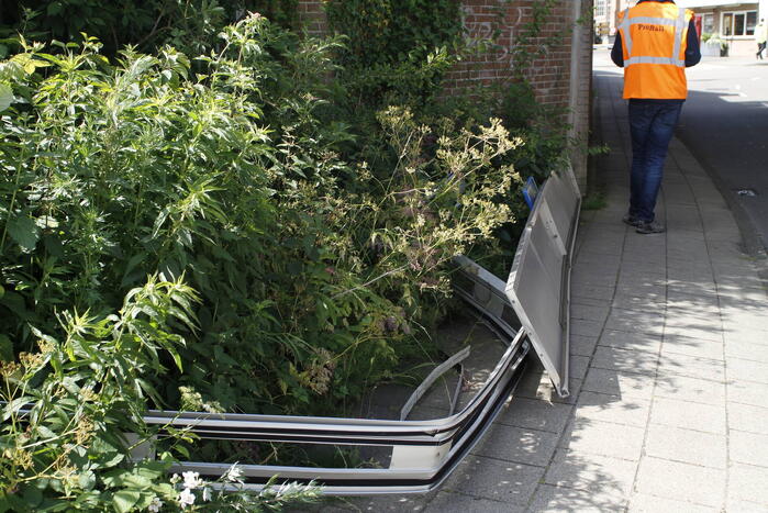 Vrachtwagen rijdt bord af van spoorbrug