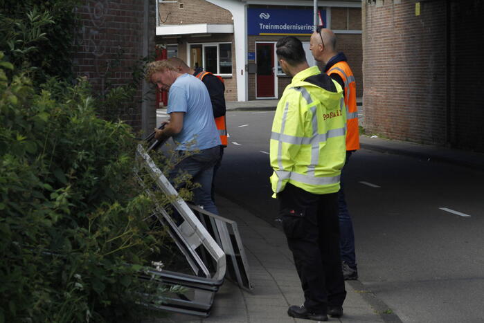 Vrachtwagen rijdt bord af van spoorbrug