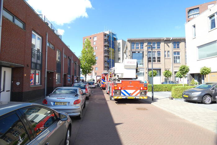 Brandweer doet onderzoek naar mogelijke brand in woning