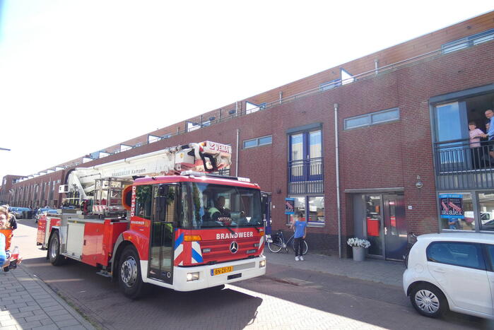 Brandweer doet onderzoek naar mogelijke brand in woning
