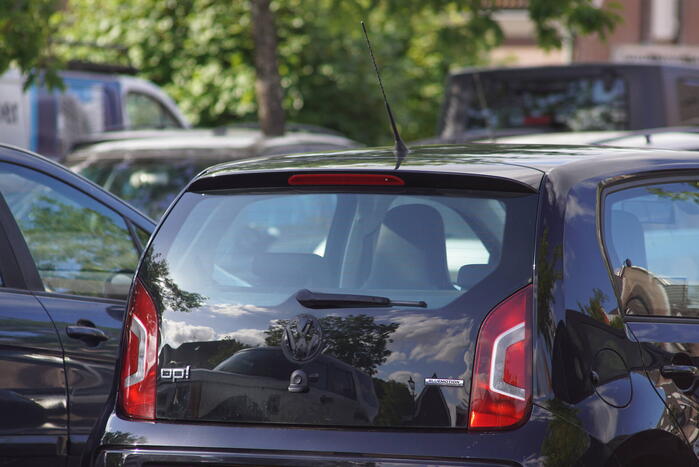 Meerdere auto emblemen gestolen op parkeerplaats