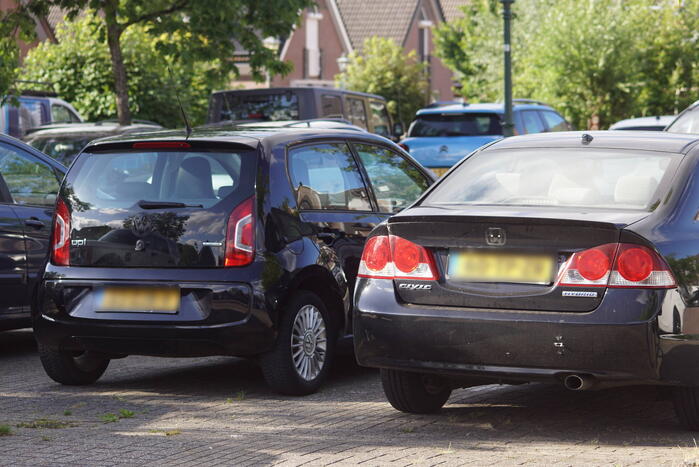 Meerdere auto emblemen gestolen op parkeerplaats