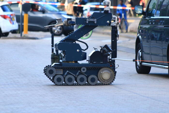EOD zet robot in na aantreffen verdacht pakket bij Bentley