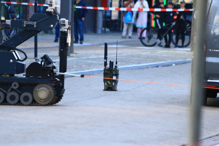 EOD zet robot in na aantreffen verdacht pakket bij Bentley