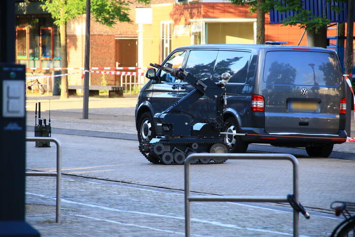 EOD zet robot in na aantreffen verdacht pakket bij Bentley