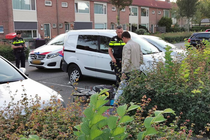 Fiets breekt doormidden na botsing met geparkeerde bestelbus