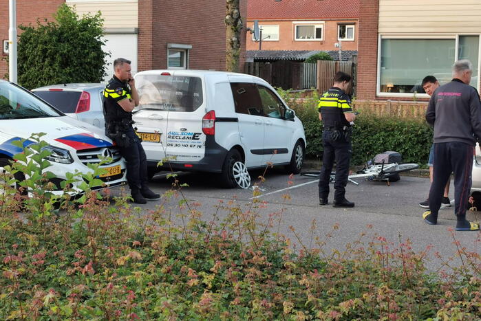 Fiets breekt doormidden na botsing met geparkeerde bestelbus