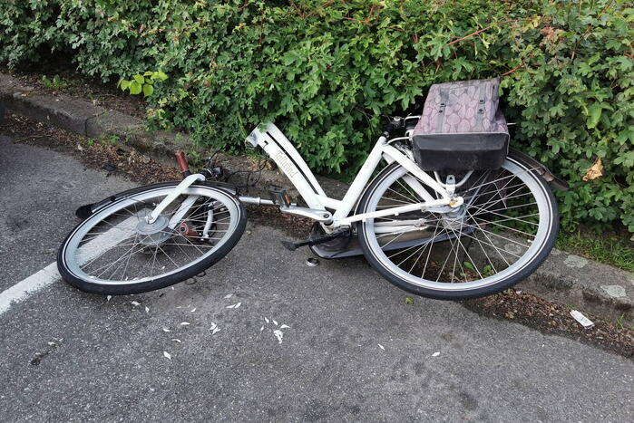 Fiets breekt doormidden na botsing met geparkeerde bestelbus