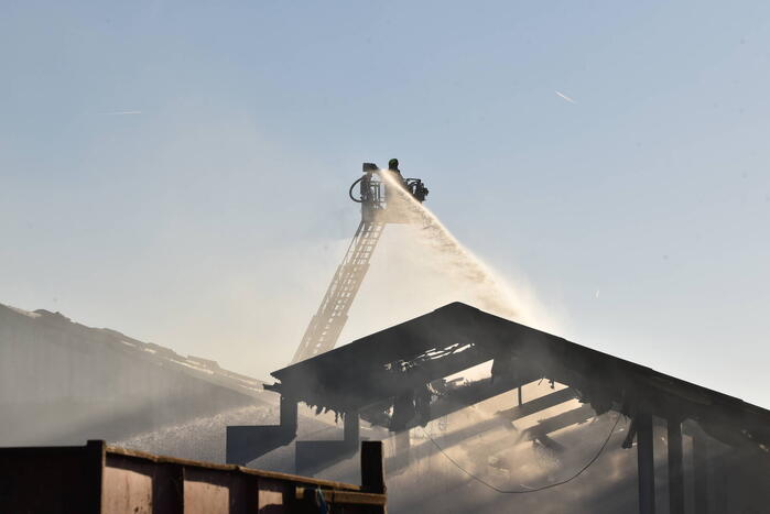 Uitstaande brand verwoest stal
