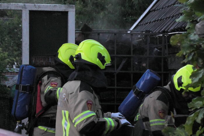 Haardhout tegen schuur in brand
