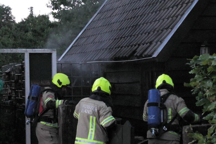 Haardhout tegen schuur in brand