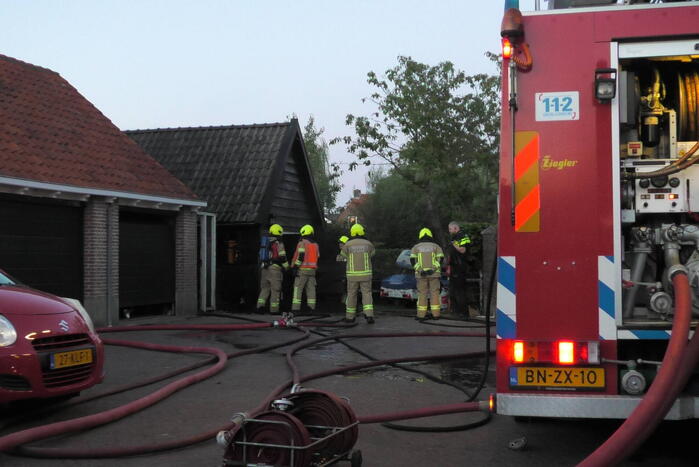 Haardhout tegen schuur in brand