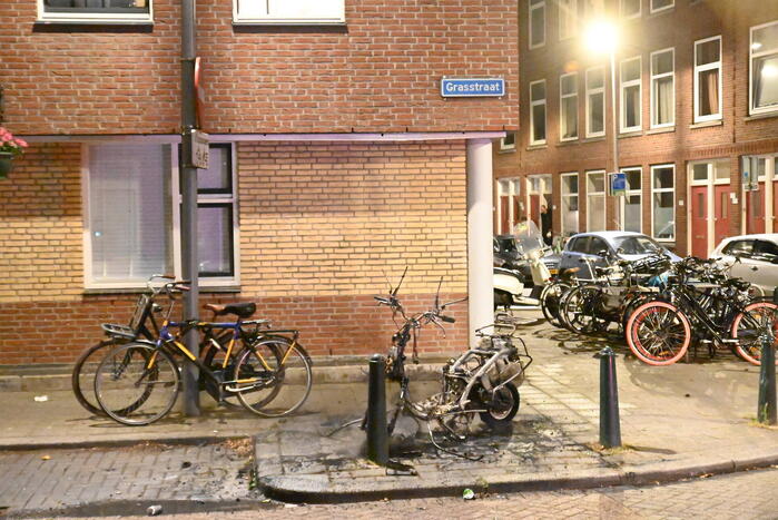 Geparkeerde scooter volledig uitgebrand